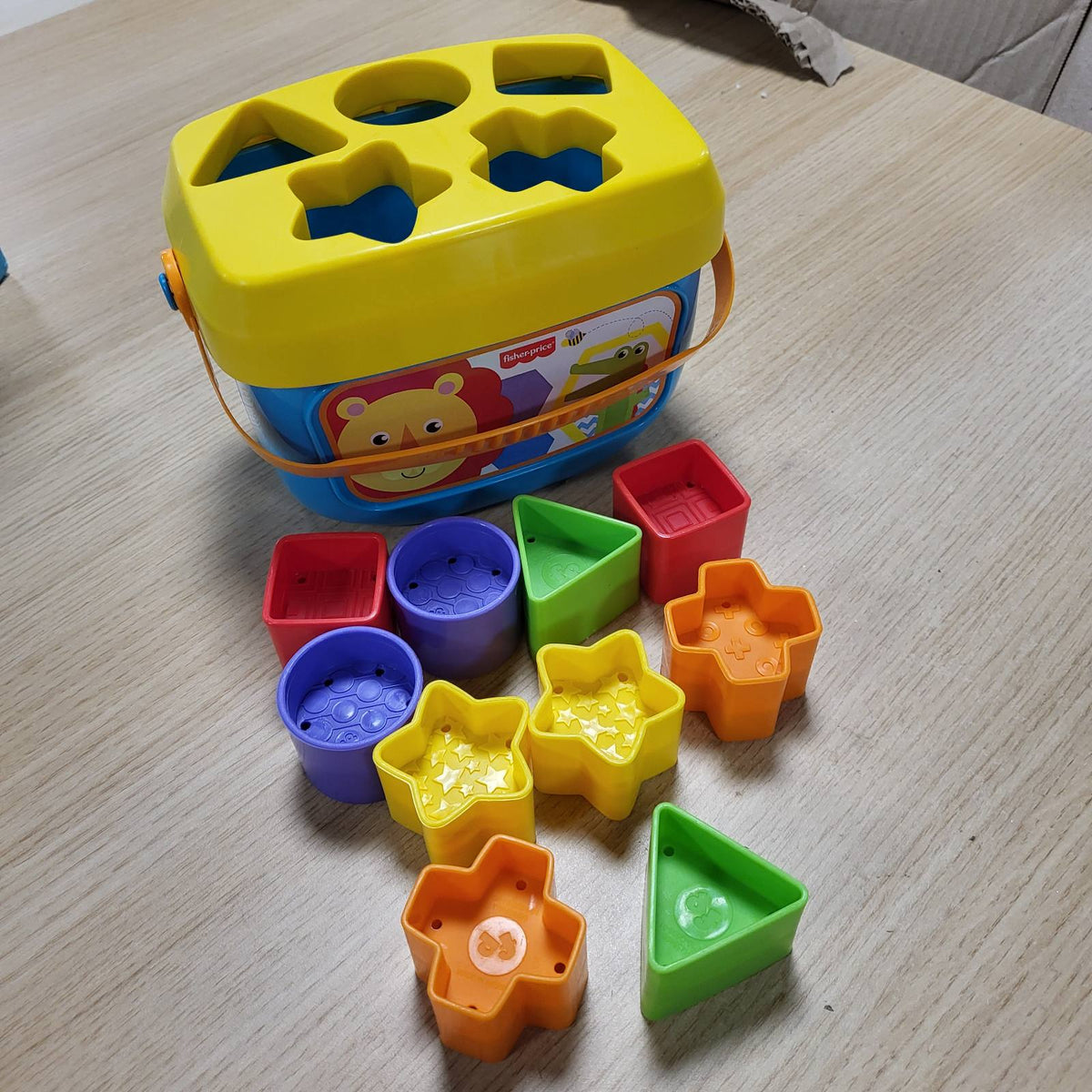 301227 - FISHER-PRICE Lodër për bebe My Shape Sorter - Kuti me 10 Blloqe - Për të mësuar renditjen dhe grumbullimin - Ngjyra të ndezura, 6 Muaj e lart, FFC84