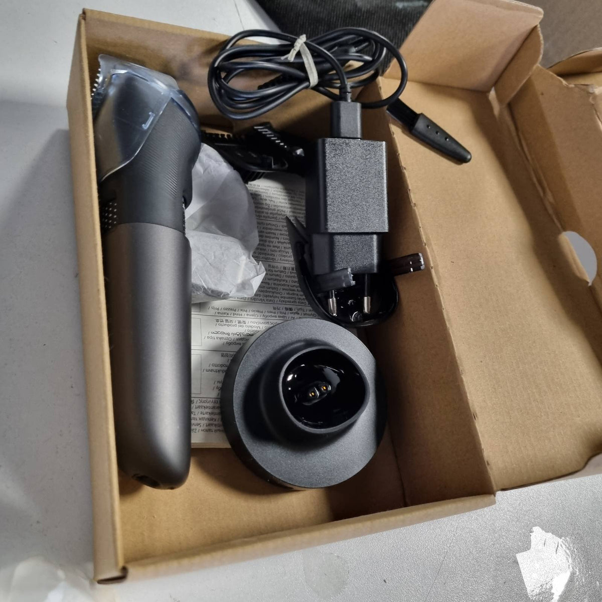 289498 - PHILIPS Makinë prerëse për mjekër BT7660/15, Seria 7000, Tehe vetëmprehëse, 40 cilësime gjatësie, 100% rezistente ndaj ujit