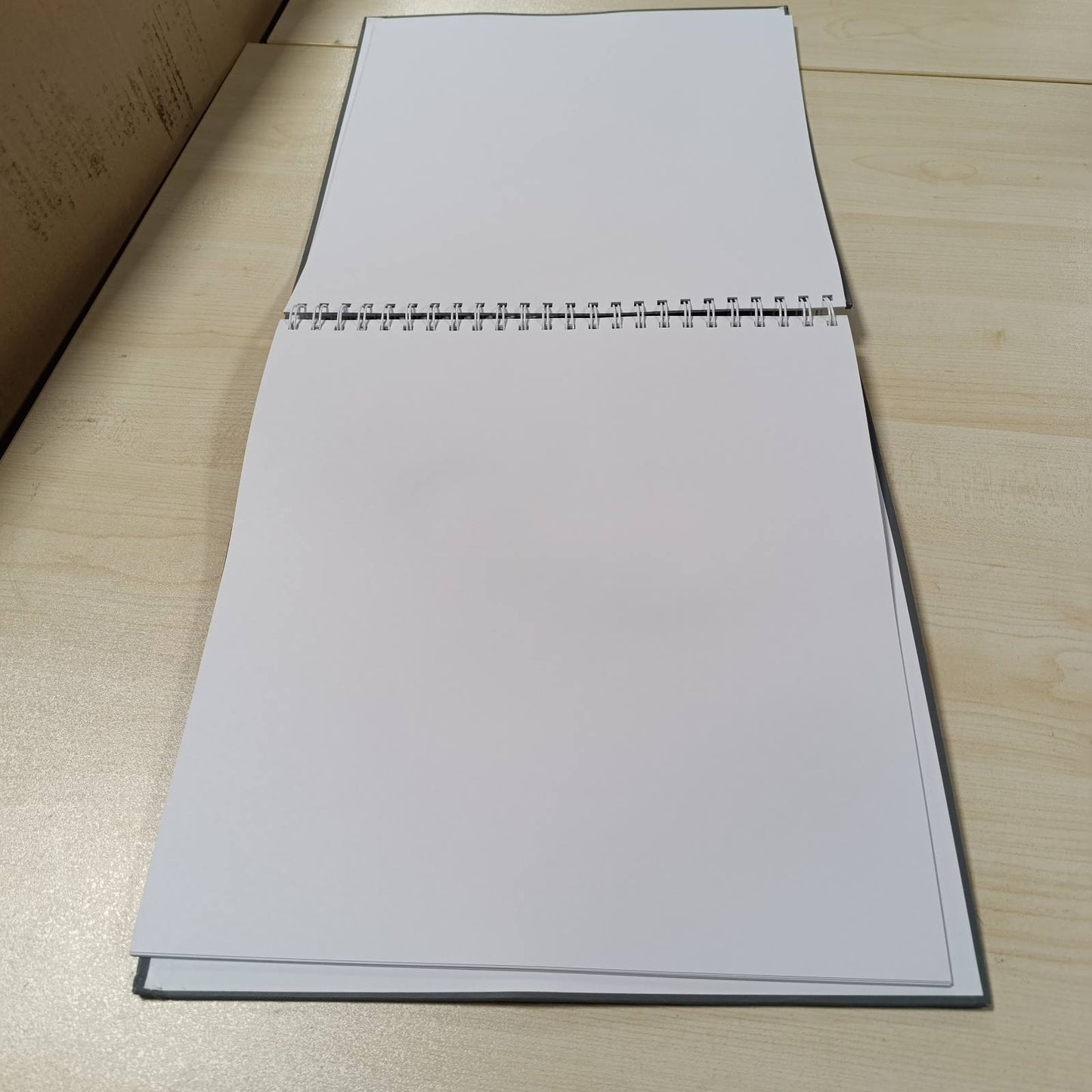 218666 - Album spiral "Art i Bukur", 36x32 cm, 50 faqe të bardha, gri guri