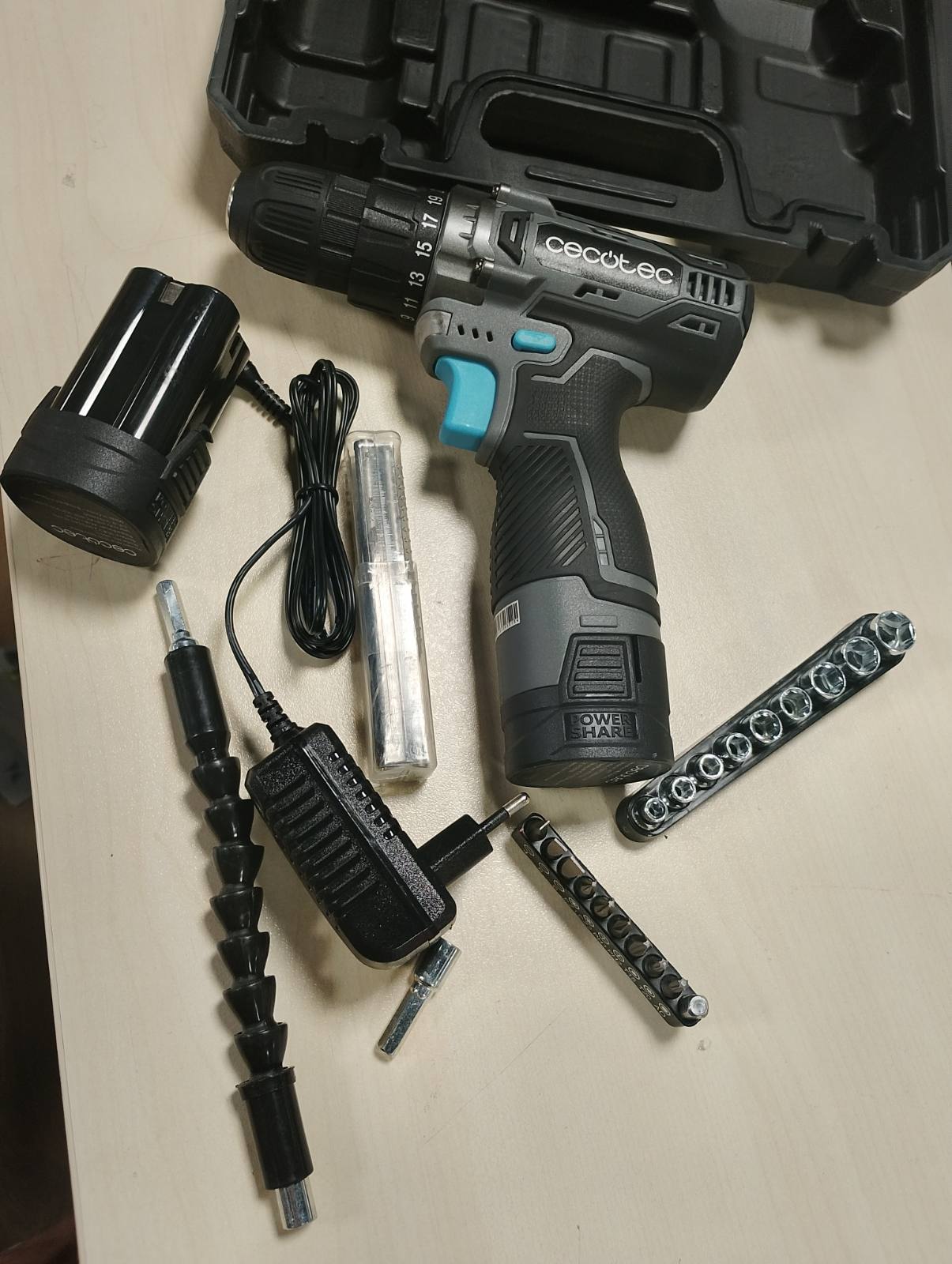 292735 - CECOTEC Sharrëxhi pa tel PowerForce 1620 Easy Hand, 16V 2000mAh, 2 nivele shpejtësie deri në 1500rpm, çift rrotullues 38Nm, përfshin çantën e mbajtjes dhe aksesorët