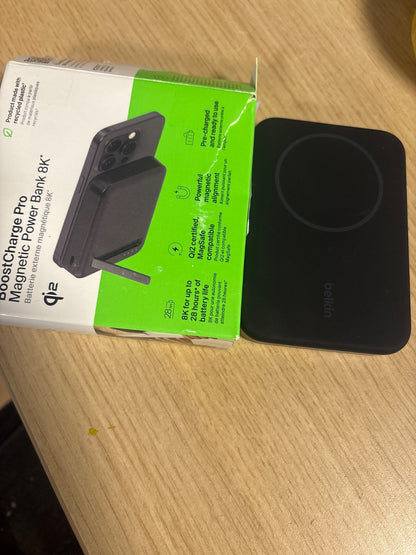 267813 - BELKIN Karikues pa tel BoostCharge Pro 8000mAh me Qi2 (Karkues portativ kompatibël me MagSafe, mbështetëse e integruar, për iPhone 16, 16 Plus, 16 Pro, 16 Pro Max, iPhone 15, etj., i zi)