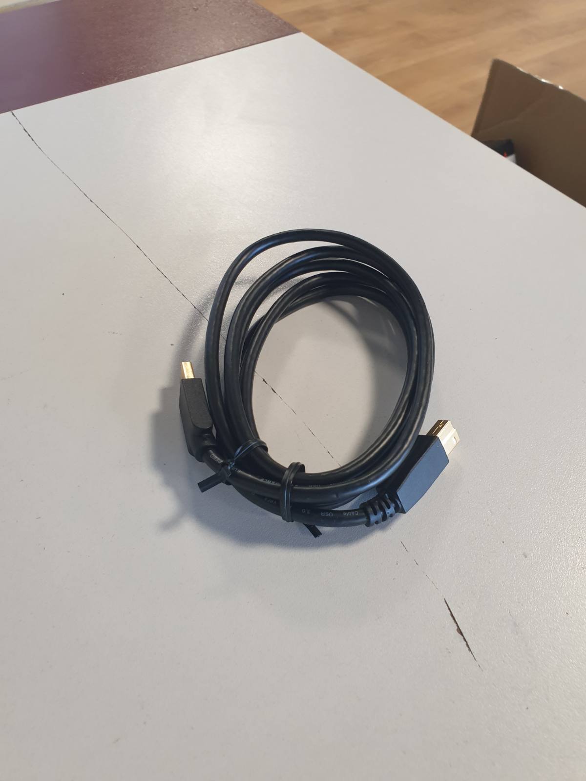 320635 - KABLO Amazon Basics USB-A në USB-B 3.0, 4.8Gbps, 6 këmbë, 1.8 m, e zezë
