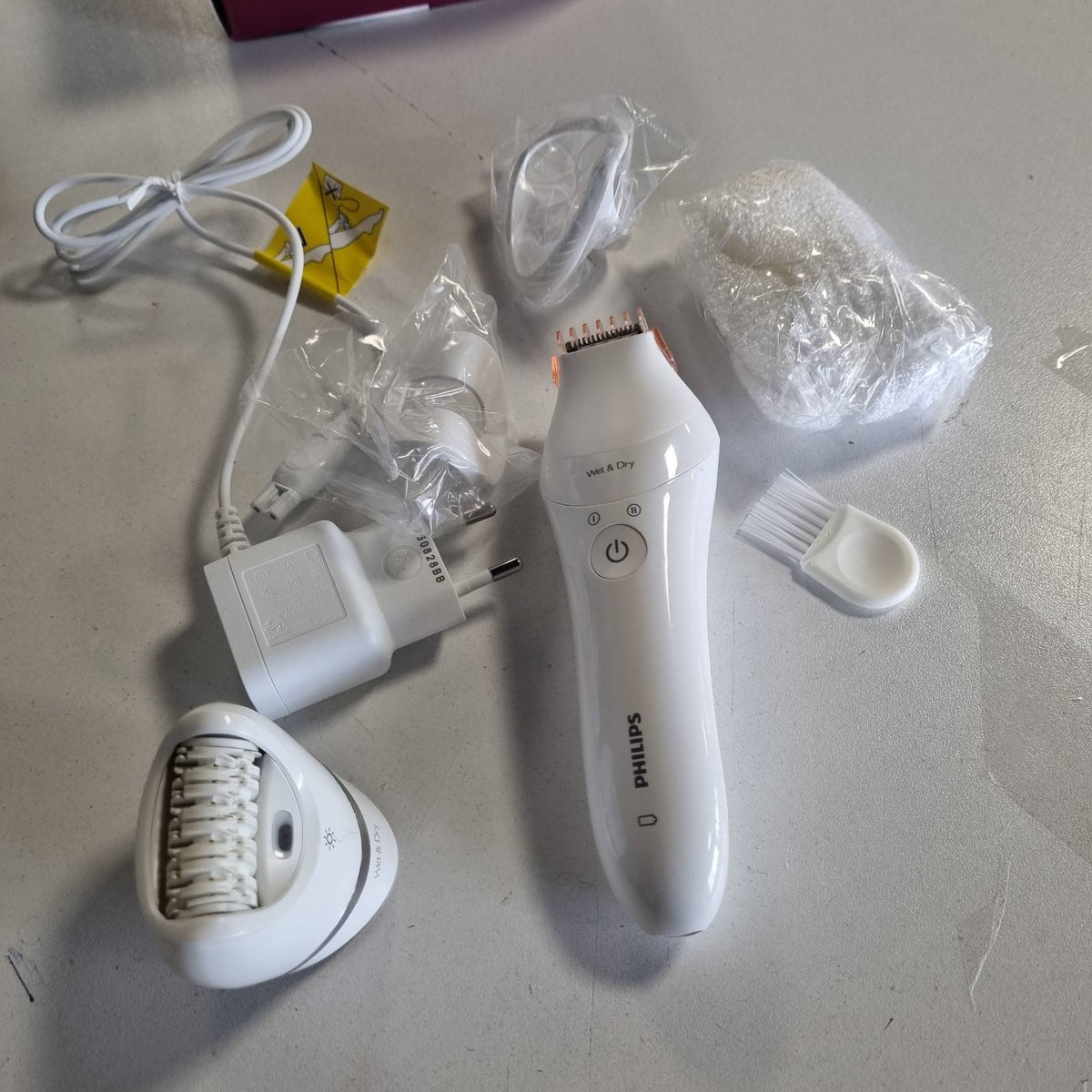 297942 - PHILIPS Seria 8000 depilator BRE715/00 për femra, 6 në 1, për trup, fytyrë, këmbë dhe bikini, përdorim i lagësht ose i thatë, kokë qeramike, e bardhë