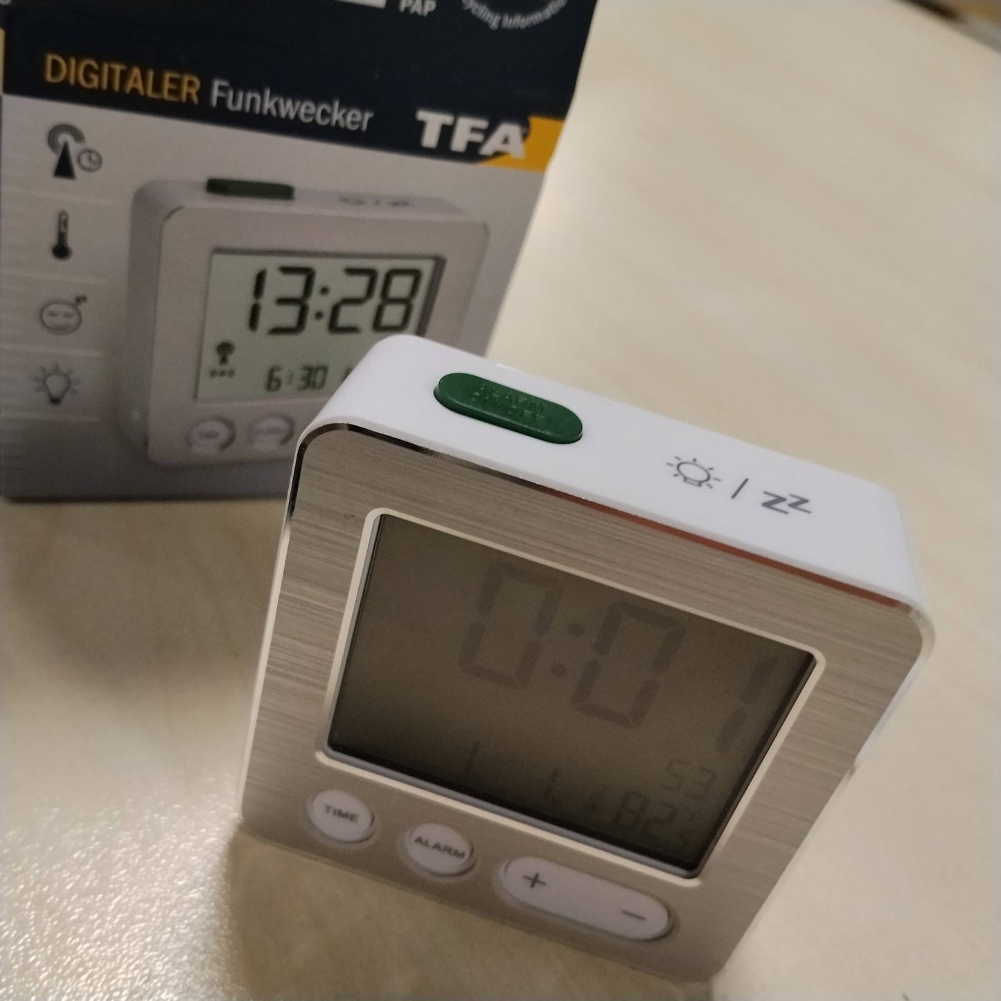 294248 - TFA DOSTMANN 60.2545 - Orë Elektronike me Alarm, E Bardhë-Argjendtë