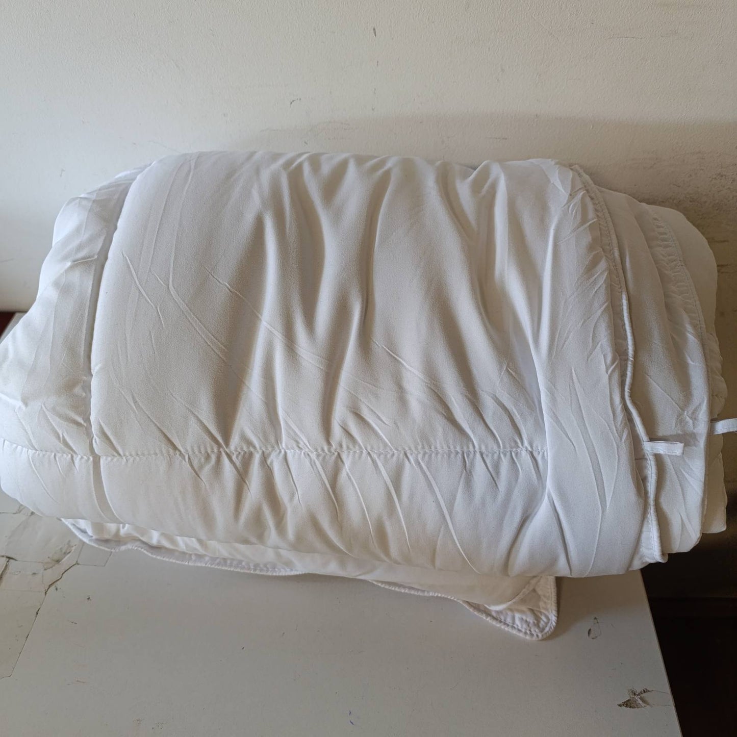 293251 - AMAZON BASICS Jorgan 300 gsm, hipoalergjik me fibra alternative, për shtrat 135/150/160 cm, 220 x 240 cm, i bardhë