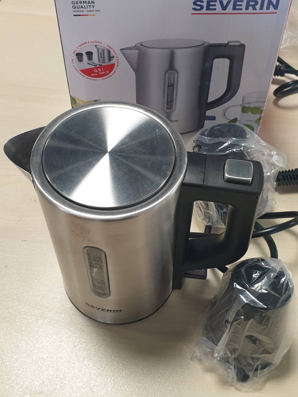 277514 - SEVERIN Çajnik Udhëtimi 0.5 L, 1100 W, Tension i Ndërrueshëm 115/230 Volt, 2 Gota Plastike dhe 2 Lugë, Çelik Inoks i Lyer, Ngjyrë e Zezë WK 3647