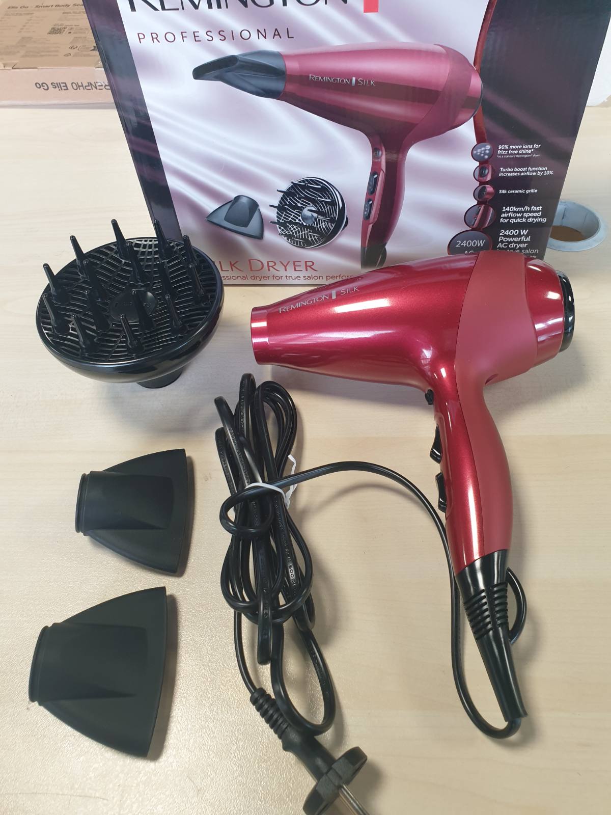 298170 - Remington Tharëse flokësh Professional Silk, Grilë Qeramike e Mëndafshtë, Jonike, 2400W, Motor AC, Difuzues dhe Përqendrues, 6 Cilësime Nxehtësie, 2 Shpejtësi, model AC9096