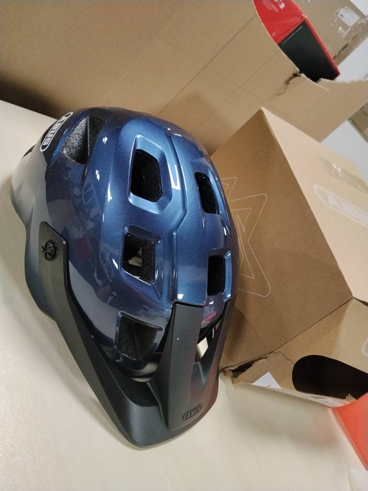 292719 - ABUS - Helmetë MoTrip MTB, Blu me shkëlqim, L, vizor i rregullueshëm, Unisex