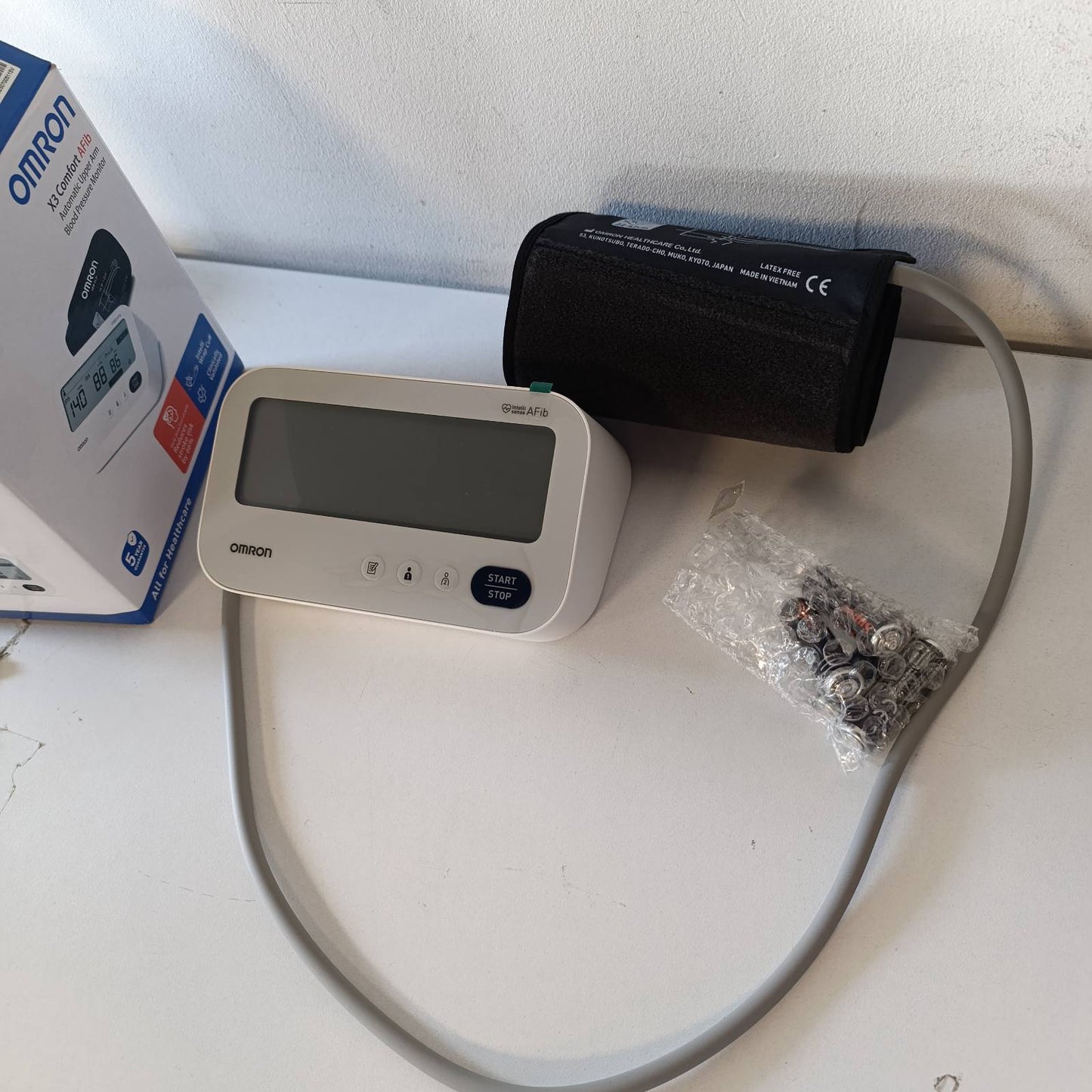 271139 - OMRON X3 Comfort AFib - Monitor dixhital i tensionit të gjakut për krahun e sipërm, Zbulim automatik të fibrilacionit atrial, Validuar klinikisht për 2 përdorues