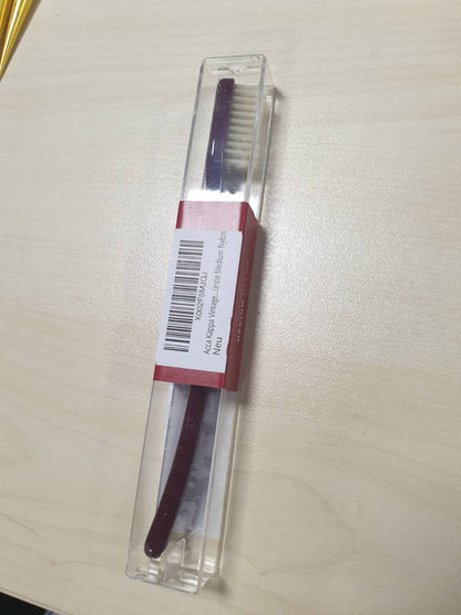 272212 - ACCA KAPPA Furçë dhëmbësh Vintage Collection, najlon (i butë/mesatar/i fortë) ose fije natyrale, dorezë ergonomike, pastrim i butë dhe preciz, ngjyra e kuqe, madhësi mesatare