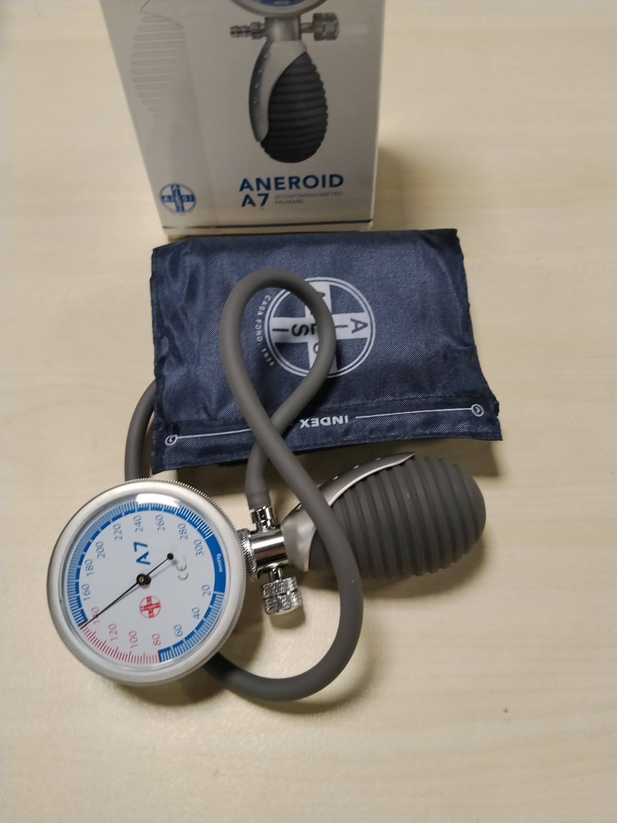 311583 - AIESI Sfigmomanometër manual me aneroid dore, ANEROID A7, për të rritur, dorezë e rregullueshme