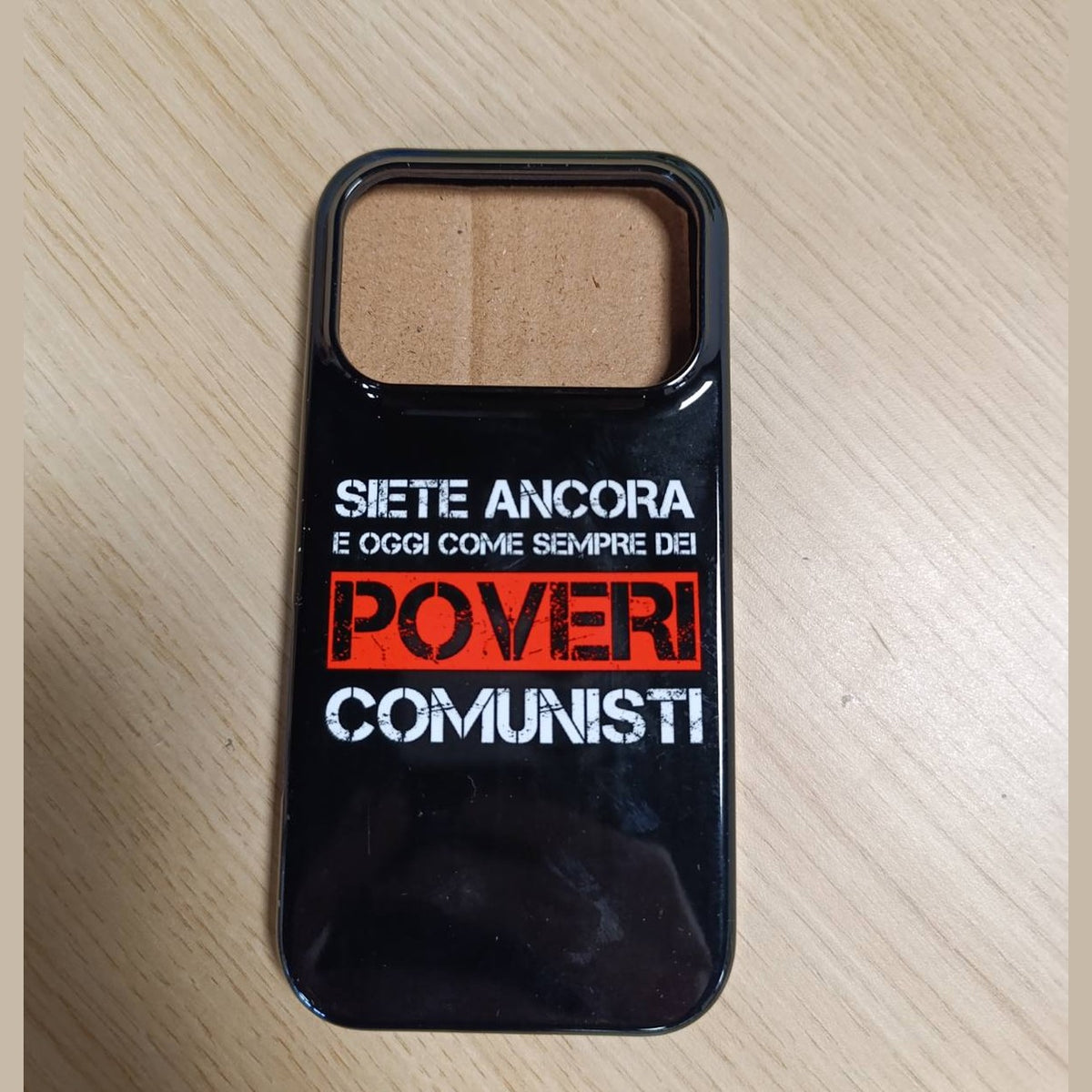 309074 - Komunistët e Varfër Mbrojtëse për iPhone 17 Pro, Veshje Komuniste