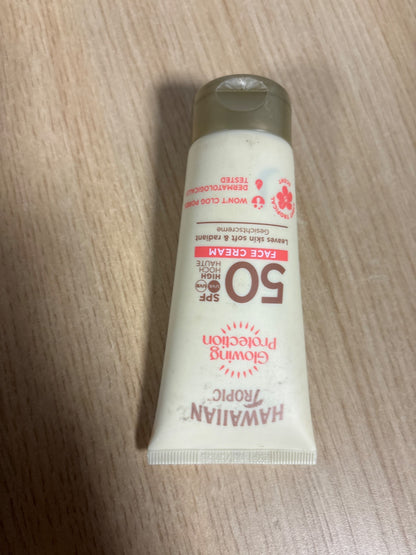 303849 - HAWAIIAN TROPIC Krem mbrojtës nga dielli Glowing - SPF 50, 50 ml