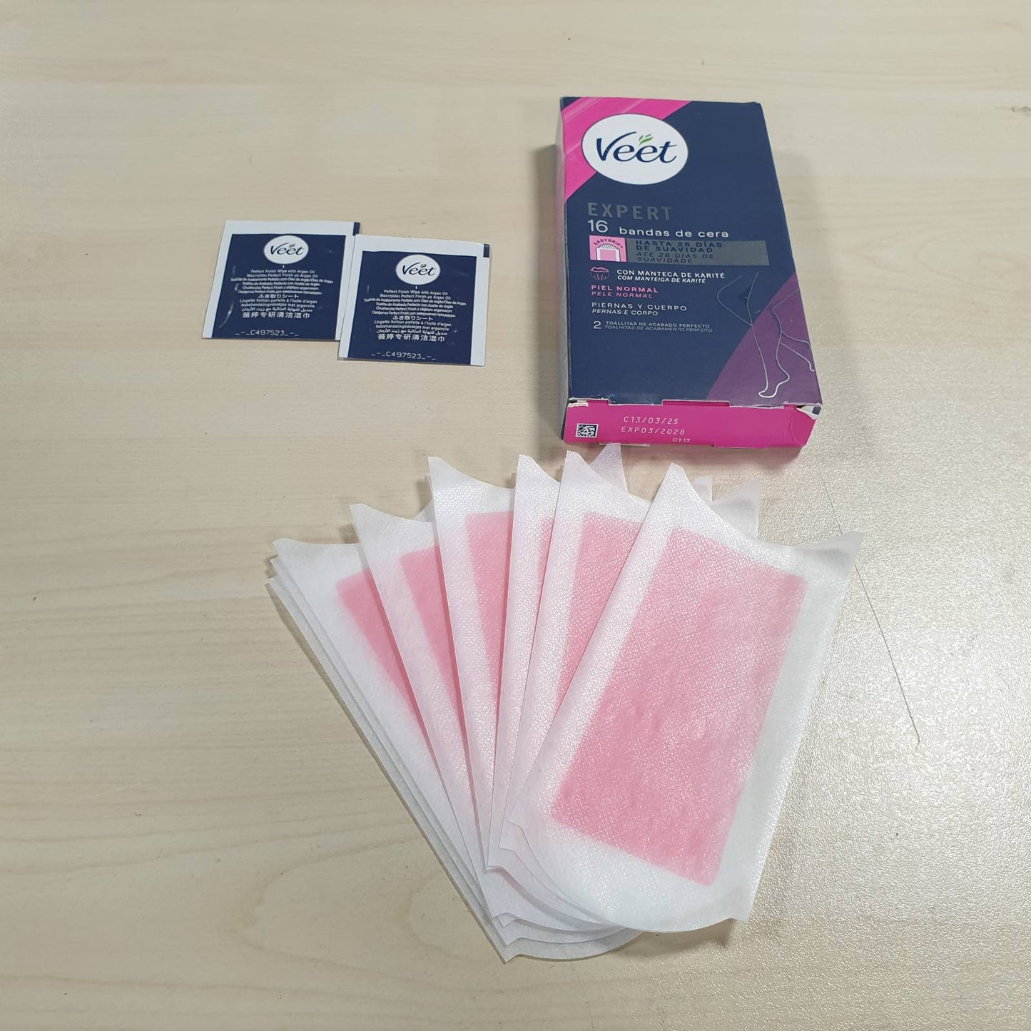 318876 - VEET Shirita dylli të ftohtë Expert, 16 shirita, për heqjen e qimeve në këmbë dhe trup, me gjalpë shea