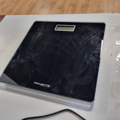 302306 - ROWENTA Peshorja Premiss - Peshorja e Banjës me Ekran LCD, 2cm i Lartë, Deri në 150kg, Saktësi 100g, Ndezje/Fikim Automatik, E Zezë BS1400