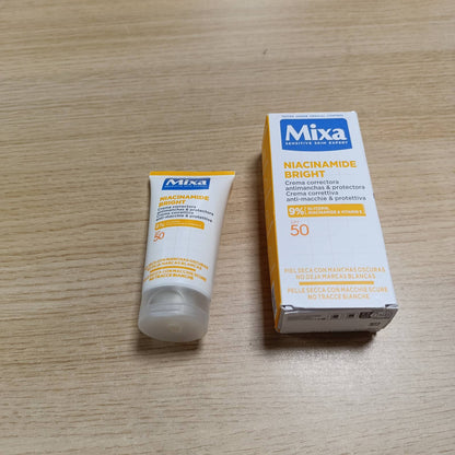 322065 - MIXA Krem Korrektues Niacinamide Bright SPF50, 50 ml, Krem Kundër Njollave dhe Mbrojtës, Për të Gjitha Llojet e Lëkurës, Me Niacinamidë, Vitaminë E dhe Glicerinë