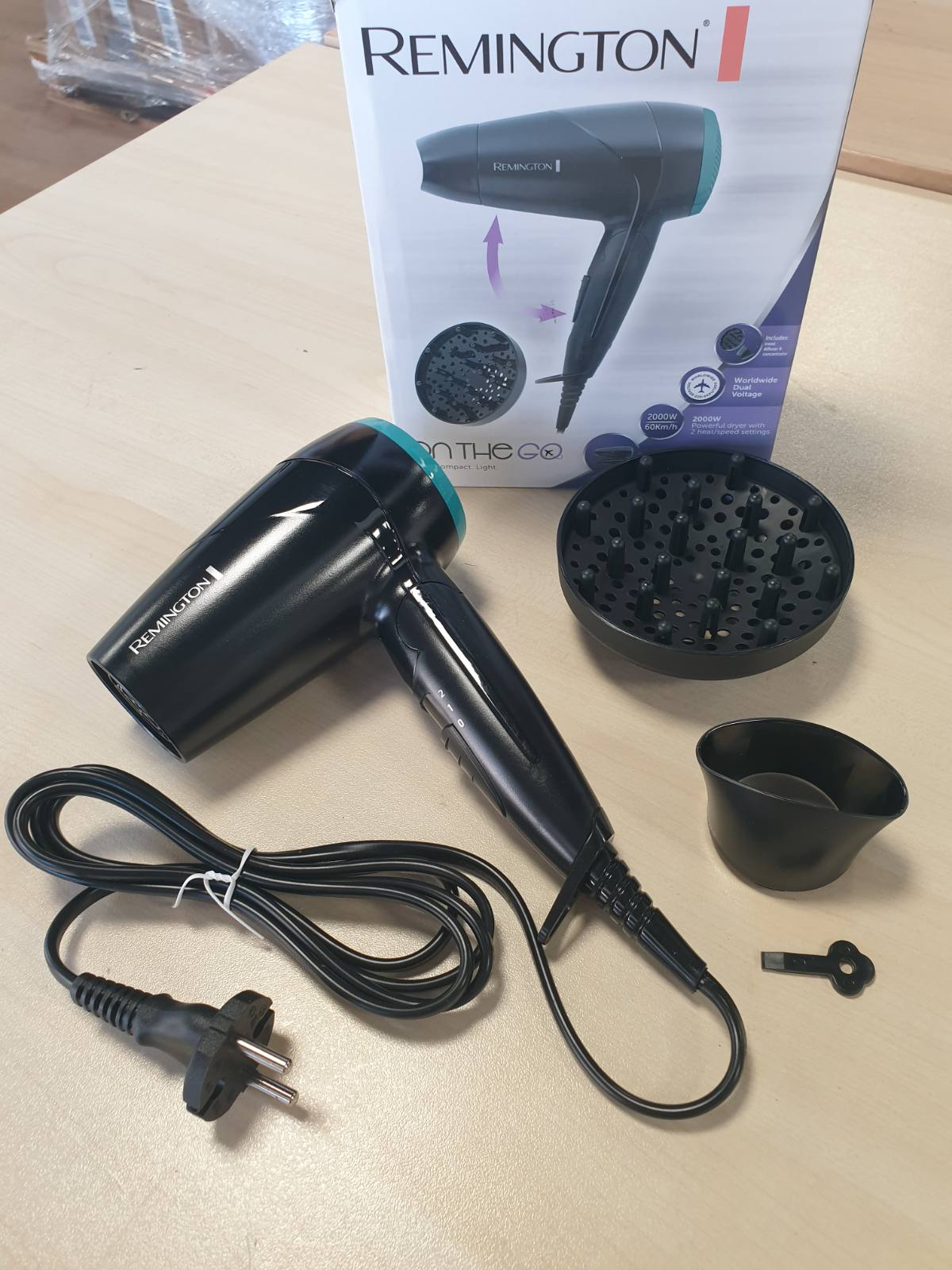 302242 - REMINGTON Tharëse flokësh D1500, 2000W, 120/220-240V, Grykë stilimi dhe difuzor, 2 cilësime ngrohjeje dhe ventilatori, e vogël, e palosshme