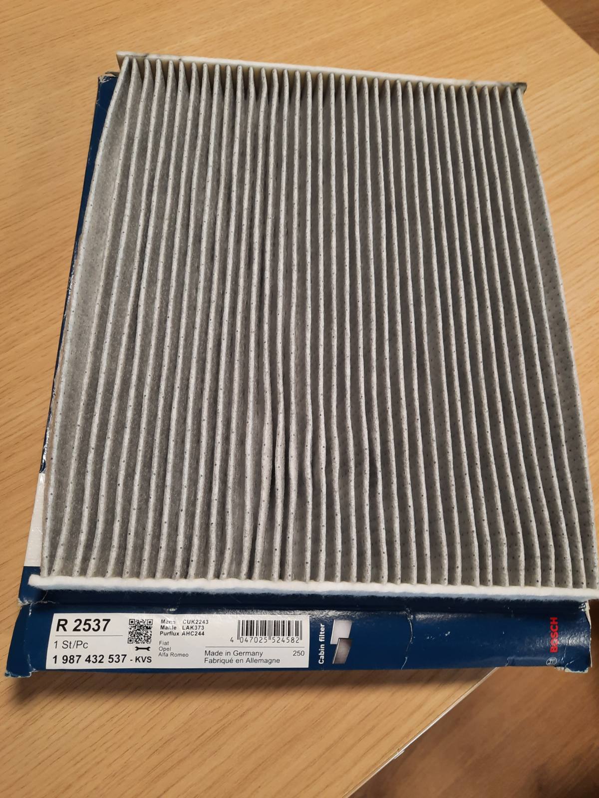 322639 - Bosch Filtri i kabinës me karbon të aktivizuar R2537, filtër zëvendësues, kundër aromave të këqija, polenit dhe pluhurit