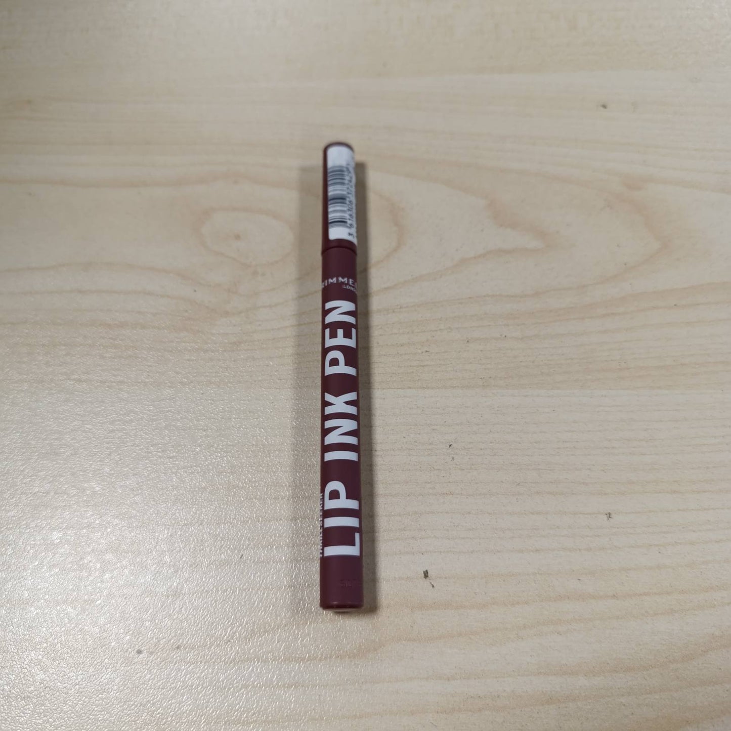 272132 - RIMMEL LONDON Stilolaps me bojë buzësh Thrill Seeker, 230 Urban Stain, Buzëkuq, Aplikues stilolapsi preciz, Rezistent ndaj puthjeve, Formulë vegane, 1.7 ml