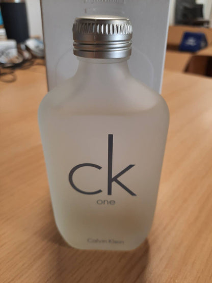 271252 - CALVIN KLEIN CK One - Unisex Eau de Toilette për të Gjithë - Aromë Agrume dhe Aromatike me Nota Çaji Jeshil, Arrëmyshk dhe Musk - Jetëgjatësi Mesatare