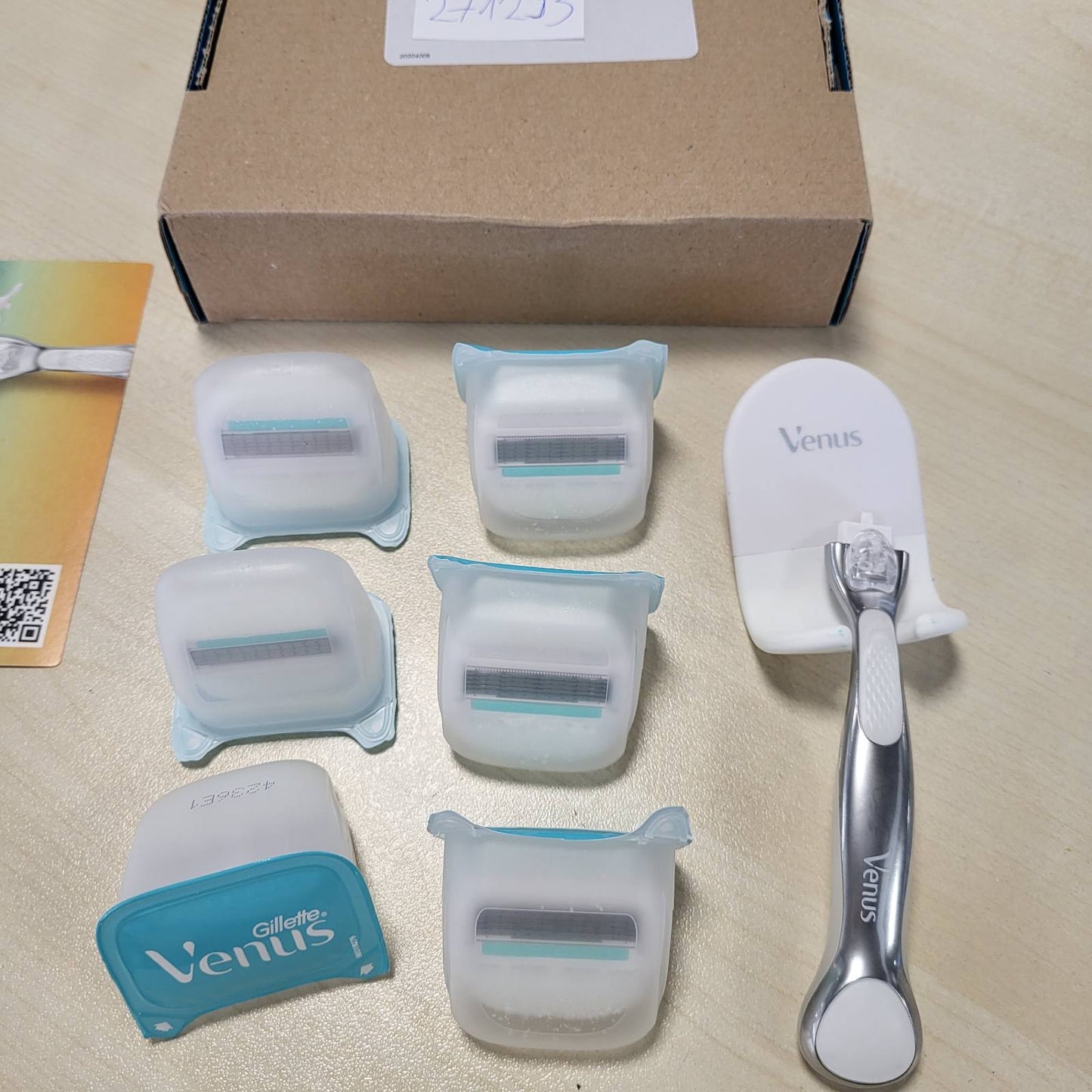 271233 - Gillette Brisku Venus për Femra ComfortGlide Sensitive me 5 Tehe, 1 Dorezë + 6 Tehe.