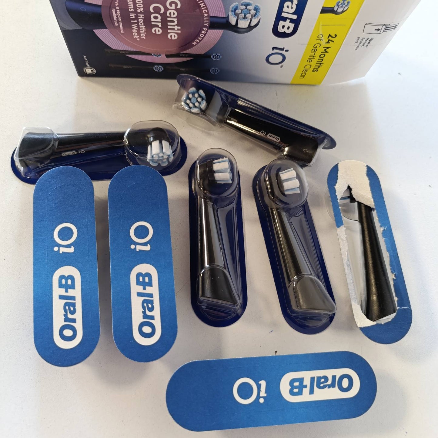 289510 - ORAL-B Koka Zëvendësuese iO Gentle Care, të Zeza, 8 Koka për Mishra të Ndjeshme