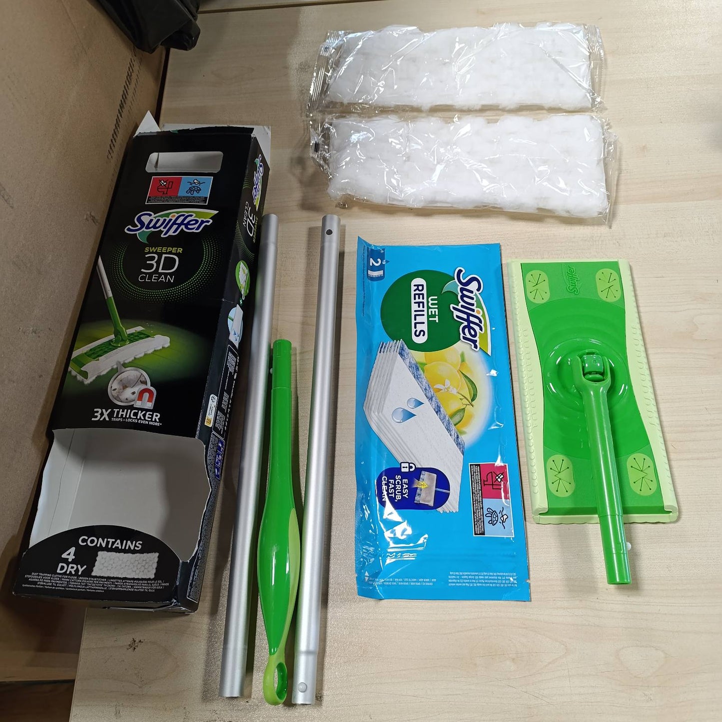 272124 - SWIFFER Fshesë dhe mopë dyshemeje 3D, 1 dorezë, 4 lecka për kapjen e pluhurit dhe 2 lecka për pastrimin e dyshemesë