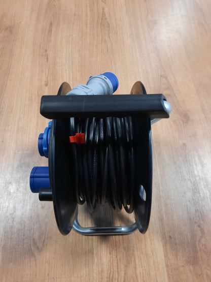 322223 - BRENNENSTUHL Kordon zgjatues 25 metra me bobinë profesionale kablloje | Spinë CEE me 3 kunja, 230V/16A | 1 prizë Schuko dhe 2 priza CEE me 3 kunja vetë-mbyllëse, 230V/16A | Seria Garant ST CEE2 - IP44