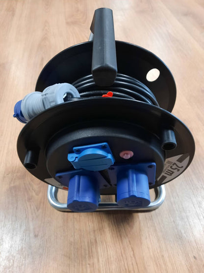 322223 - BRENNENSTUHL Kordon zgjatues 25 metra me bobinë profesionale kablloje | Spinë CEE me 3 kunja, 230V/16A | 1 prizë Schuko dhe 2 priza CEE me 3 kunja vetë-mbyllëse, 230V/16A | Seria Garant ST CEE2 - IP44