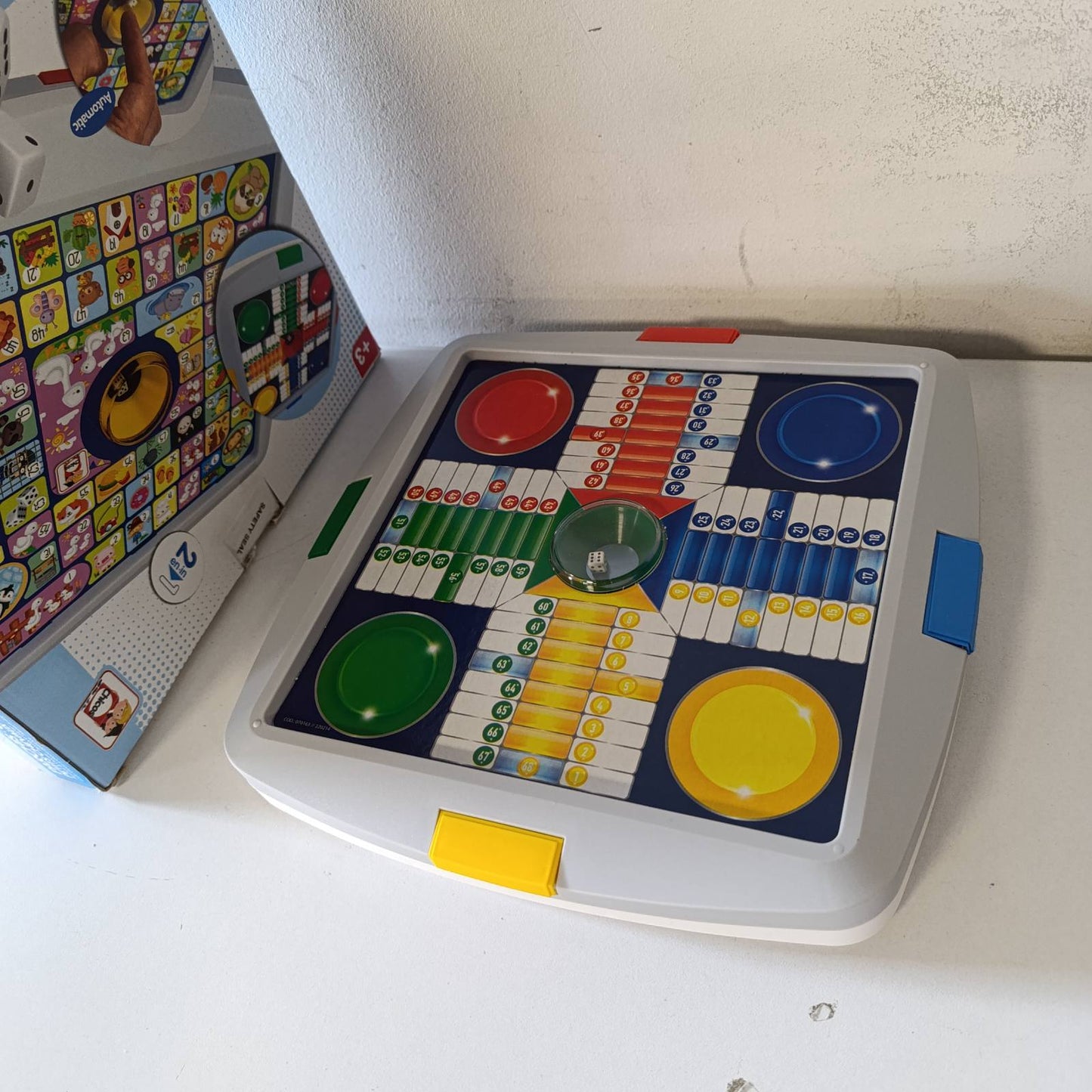 273552 - Chicos Lojëra Automatike Parchis dhe Oca | Lojëra Tavoline 2-në-1 | Set Lojërash Oca dhe Ludo | Lojëra Tavoline Familjare (64001)