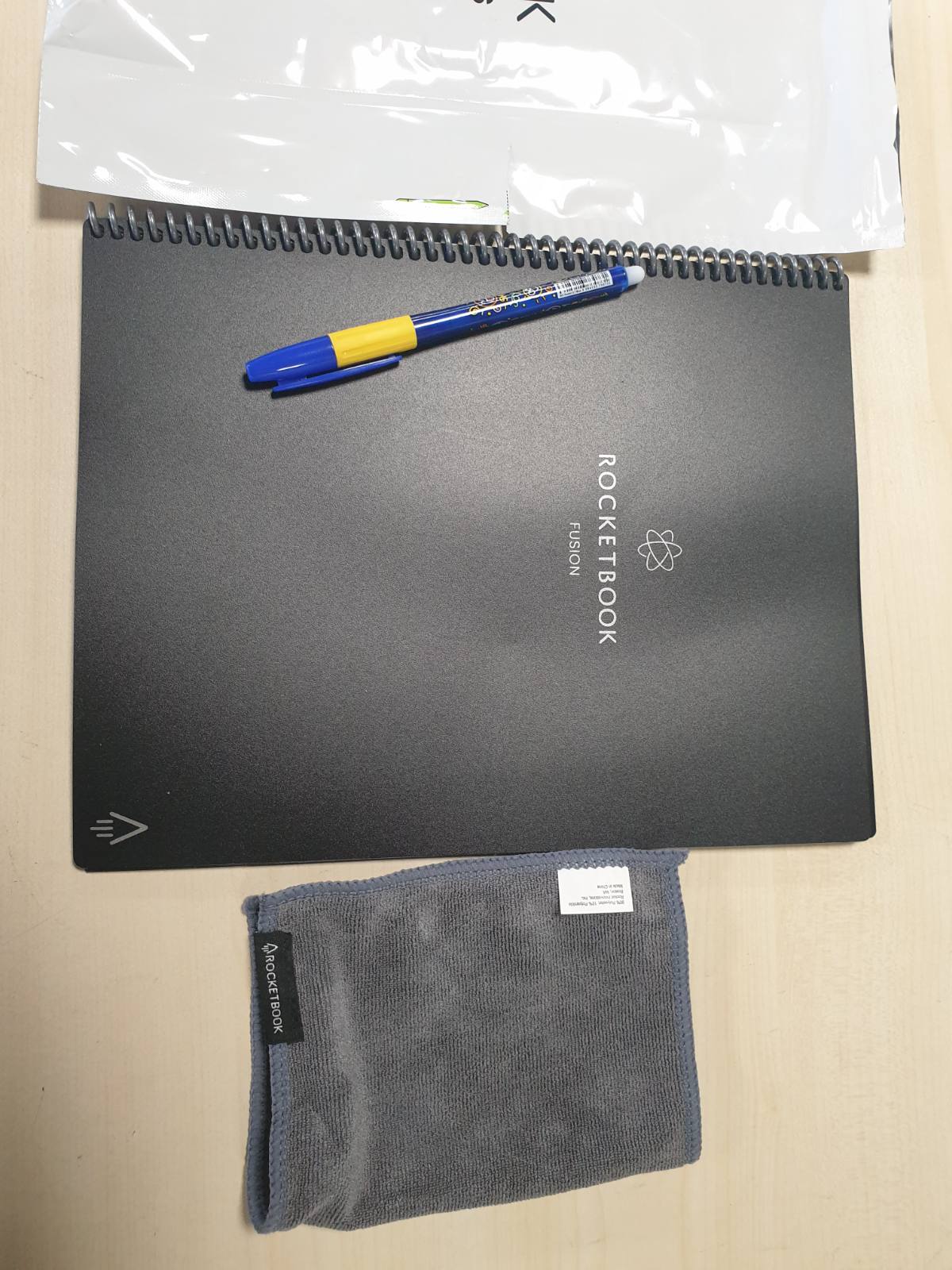 276533 - ROCKETBOOK Planifikues Produktiviteti i Ripërdorshëm Fusion pa Datë, Madhësia A4, 21 cm x 29.7 cm, E Zezë - Objektiva, Kalendar Mujor dhe Javor, Lista të Përditshme të Detyrave, Faqe me Vija dhe Pika