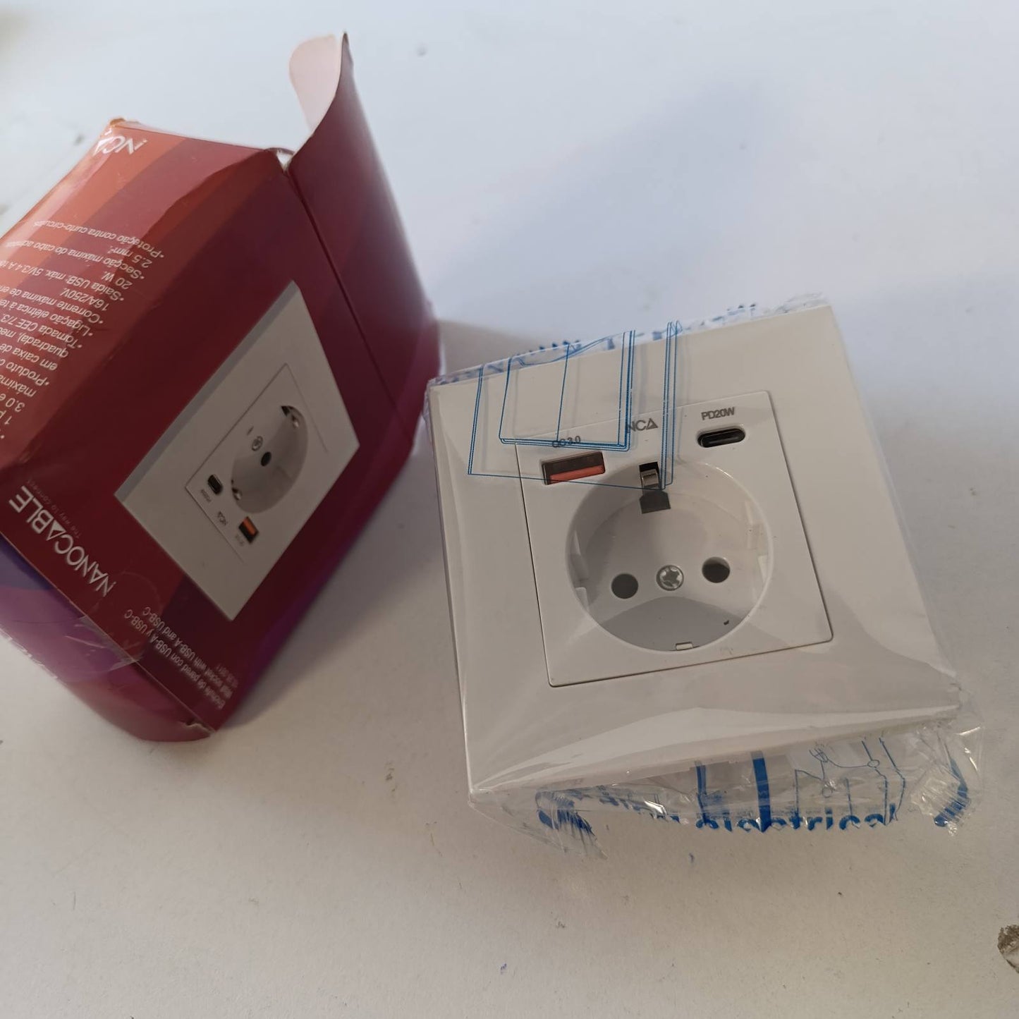 274029 - NANOCABLE 10.35.0011 - Bazament prize muri tip Schuko me 1xUSB-A QC 3.0 + 1xUSB-C PD, Maks. 3.4A, E bardhë