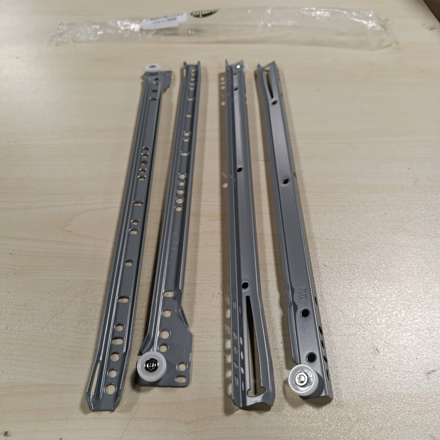 289300 - AMIG Set me 2 rrëshqitëse metalike për sirtarë me rrotulla | Çelik | Gri metalik | Kapaciteti i ngarkesës: 18 kg/palë | Përmasat: 400 mm