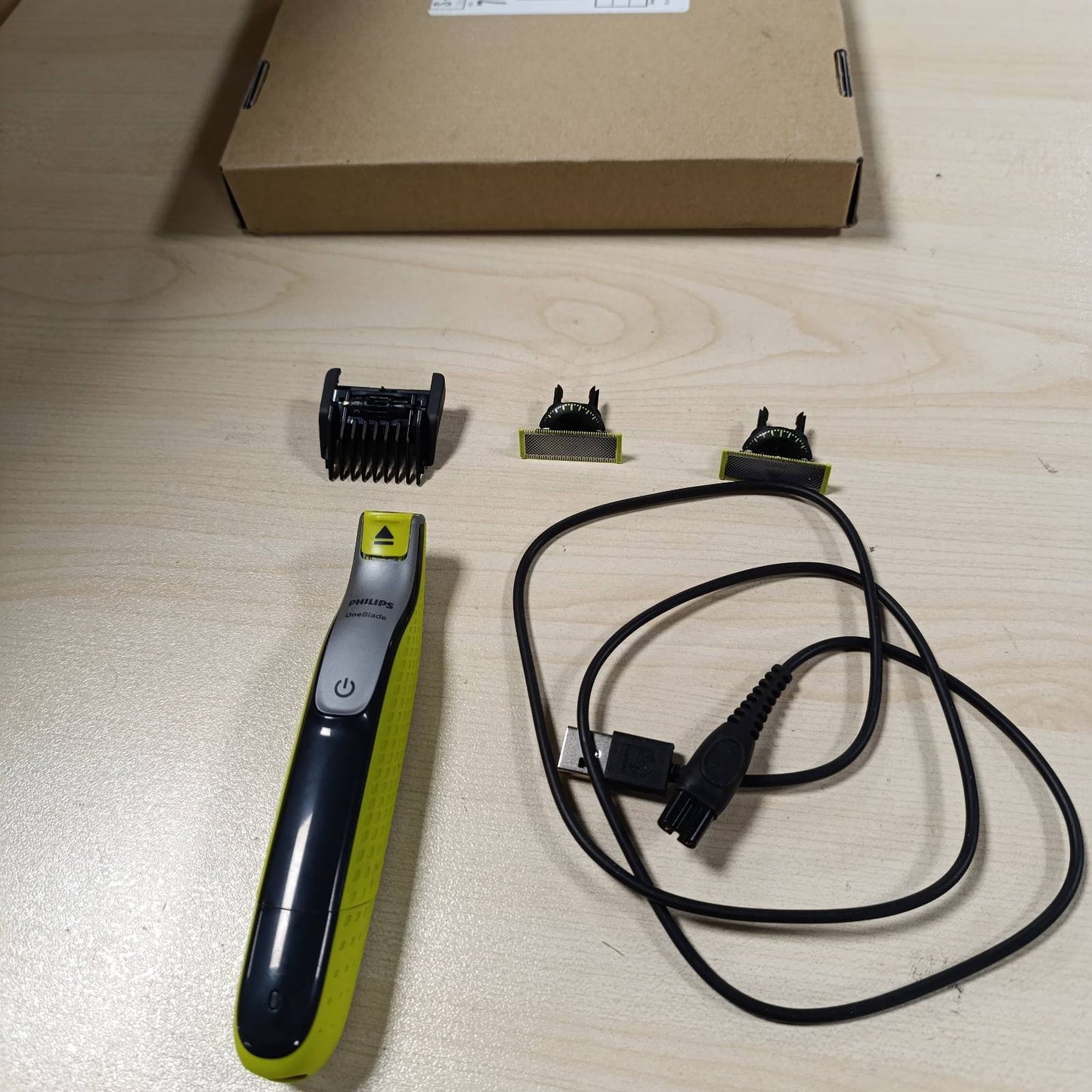 275100 - PHILIPS OneBlade 360 - Makinë rroje hibride, 2 tehe 360, krehër udhëzues 5-në-1, QP2734/30