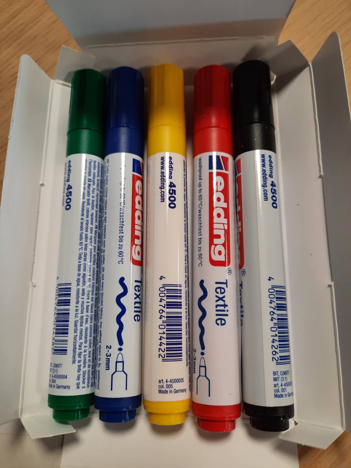 274131 - Edding 4500 Set me 5 shënjues pëlhure, rezistent ndaj larjes, majë 2-3 mm, ngjyrat: e zezë, e kuqe, blu, jeshile, e verdhë