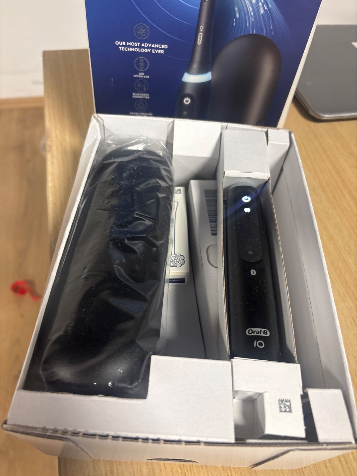 271018 - ORAL-B Furçë dhëmbësh elektrike e rikarikueshme iO 5, 1 kokë zëvendësuese, e zezë, kuti udhëtimi, pastrim efektiv i dhëmbëve