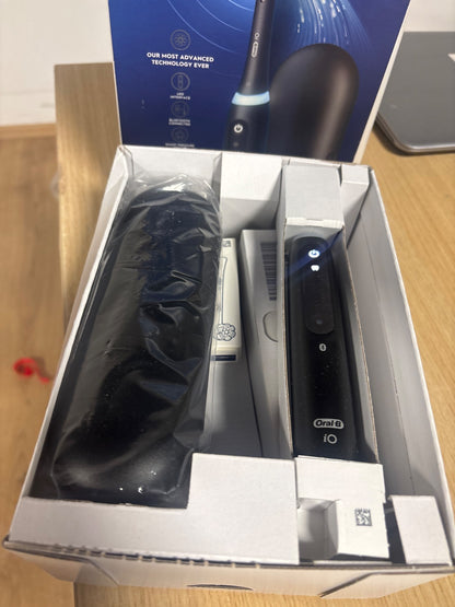 271018 - ORAL-B Furçë dhëmbësh elektrike e rikarikueshme iO 5, 1 kokë zëvendësuese, e zezë, kuti udhëtimi, pastrim efektiv i dhëmbëve