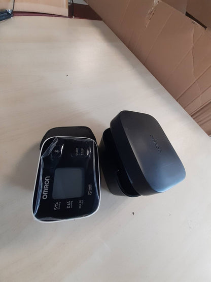 271230 - OMRON Monitor tensioni i gjakut RS3 Intelli IT, i validuar klinikisht, manshetë 13.5 – 21.5 cm, aplikacion falas për iOS/Android, 30 vendndodhje memorieje.