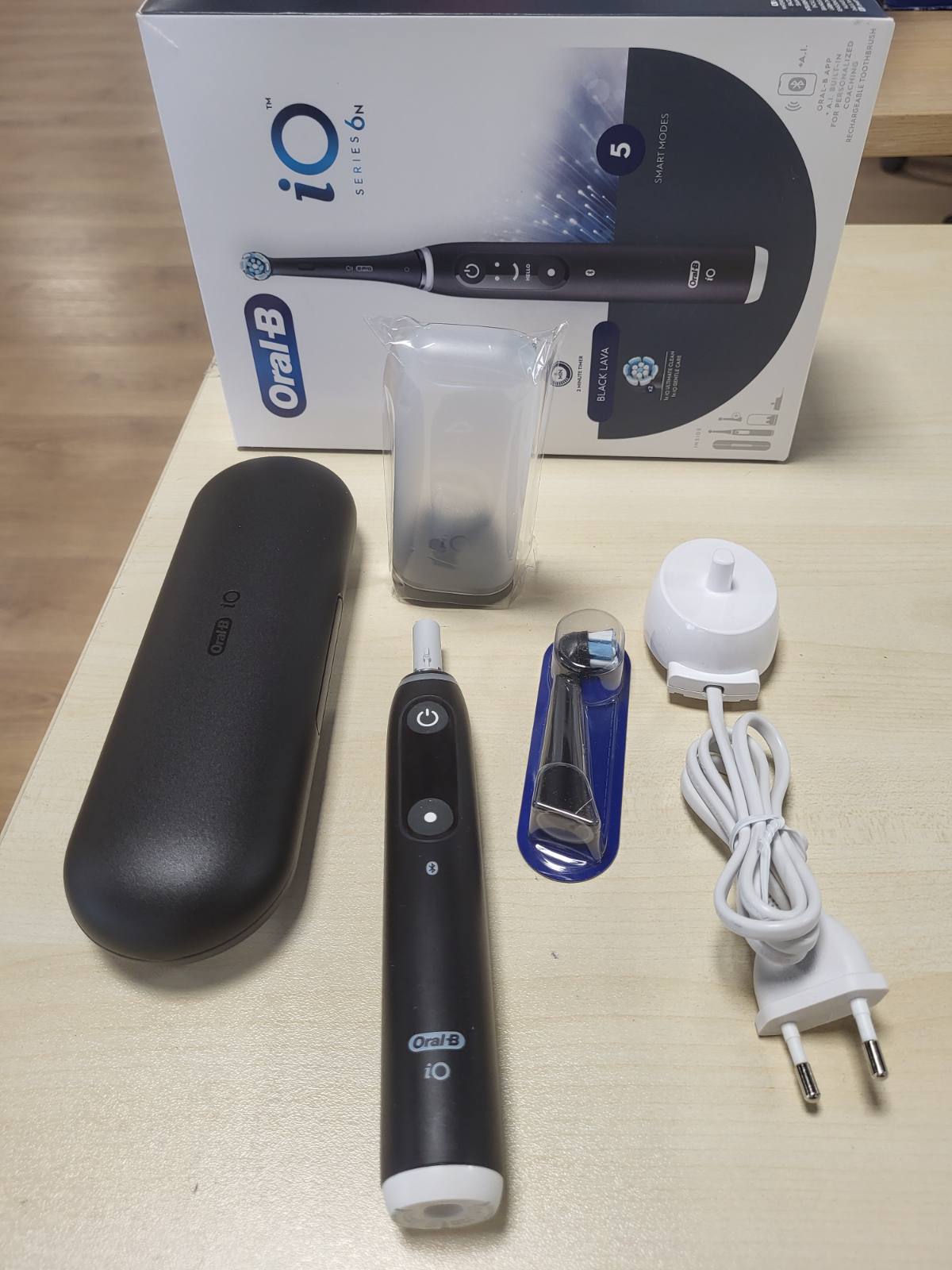 271017 - ORAL-B Furçë dhëmbësh elektrike e rikarikueshme iO 6, 2 koka zëvendësuese, e zezë, çantë udhëtimi + 1 pastë dhëmbësh profesionale