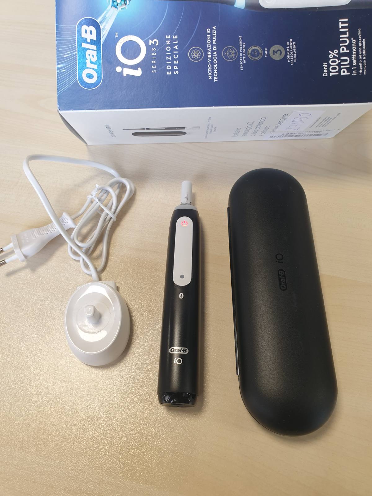 271090 - ORAL-B Furçë dhëmbësh elektrike e rikarikueshme iO 3, e zezë, 1 kokë zëvendësuese, 1 kuti udhëtimi