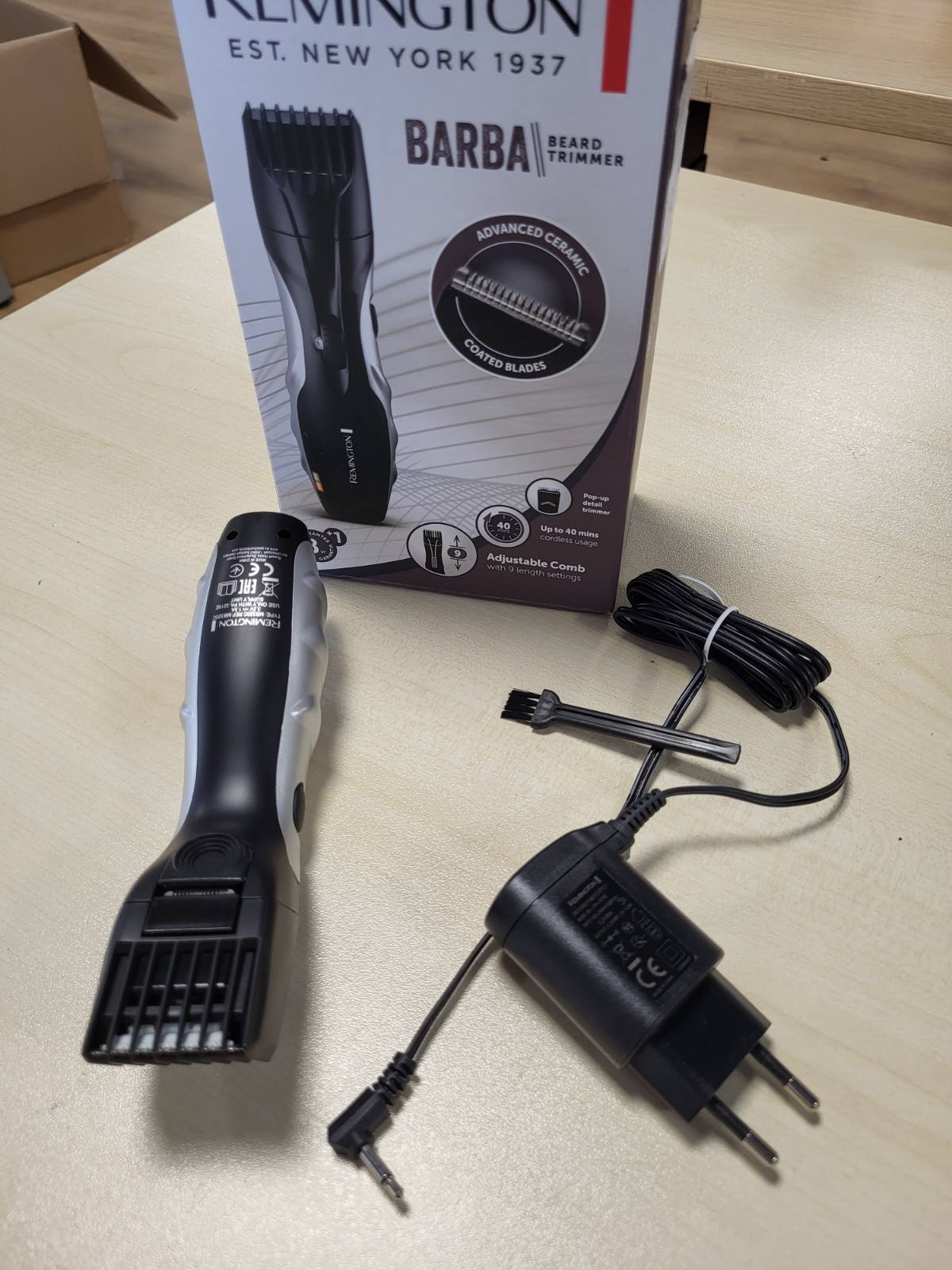 271555 - REMINGTON Set prerësesh për mjekër - 9 cilësime gjatësie 1.5-18 mm - Funksionim me rrjet/bateri, tregues LED karikimi/mbushjeje, MB320C