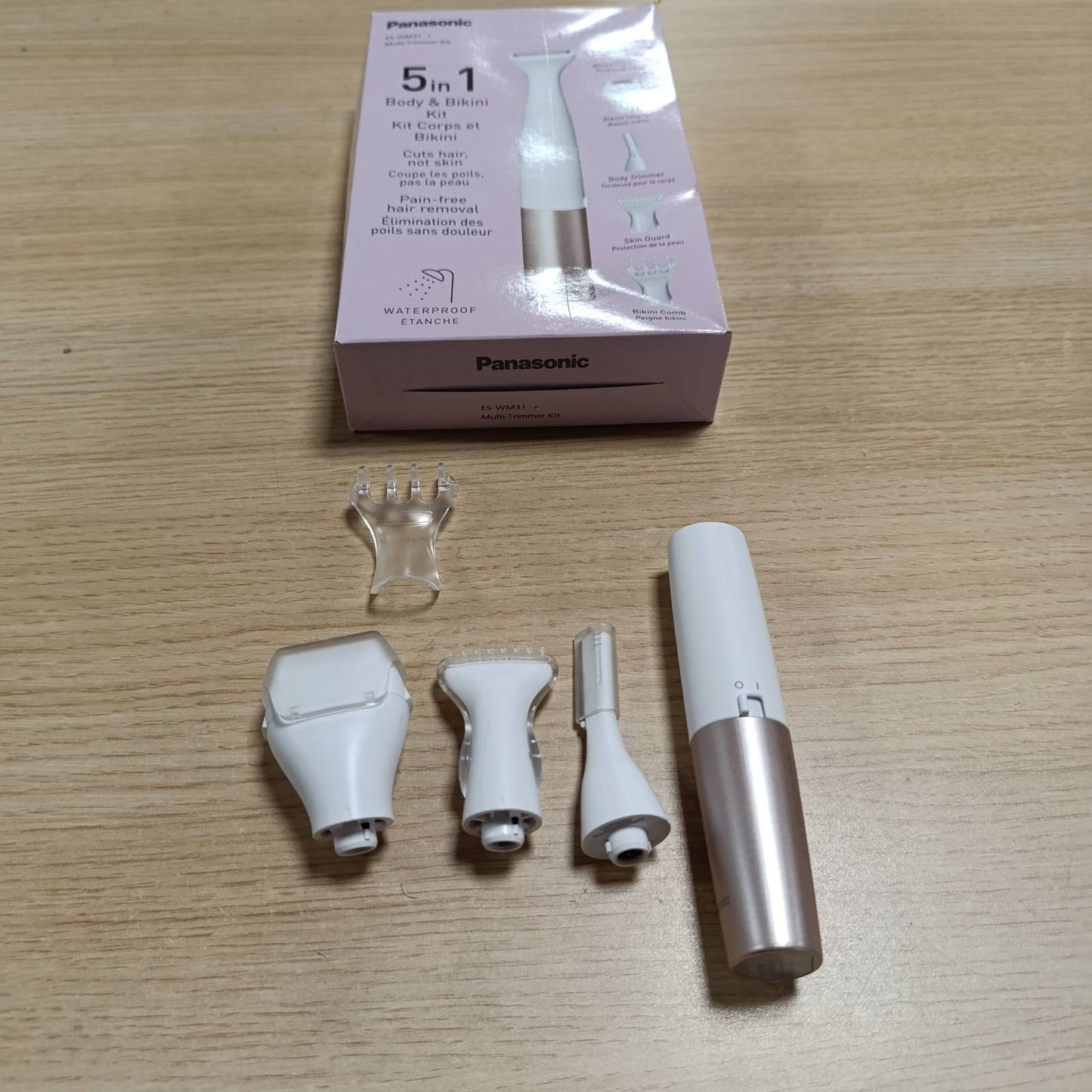 321010 - PANASONIC ES-WM31 Kit 5-në-1 për Trupin dhe Bikinin, Epilator për Gra, Brisk për Gra, Makinë Prerëse Bikinish, 5 Aksesorë, Rezistencë ndaj Ujit IPX7, Me Bateri (Nevojitet 1 AA), Ar i Bardhë