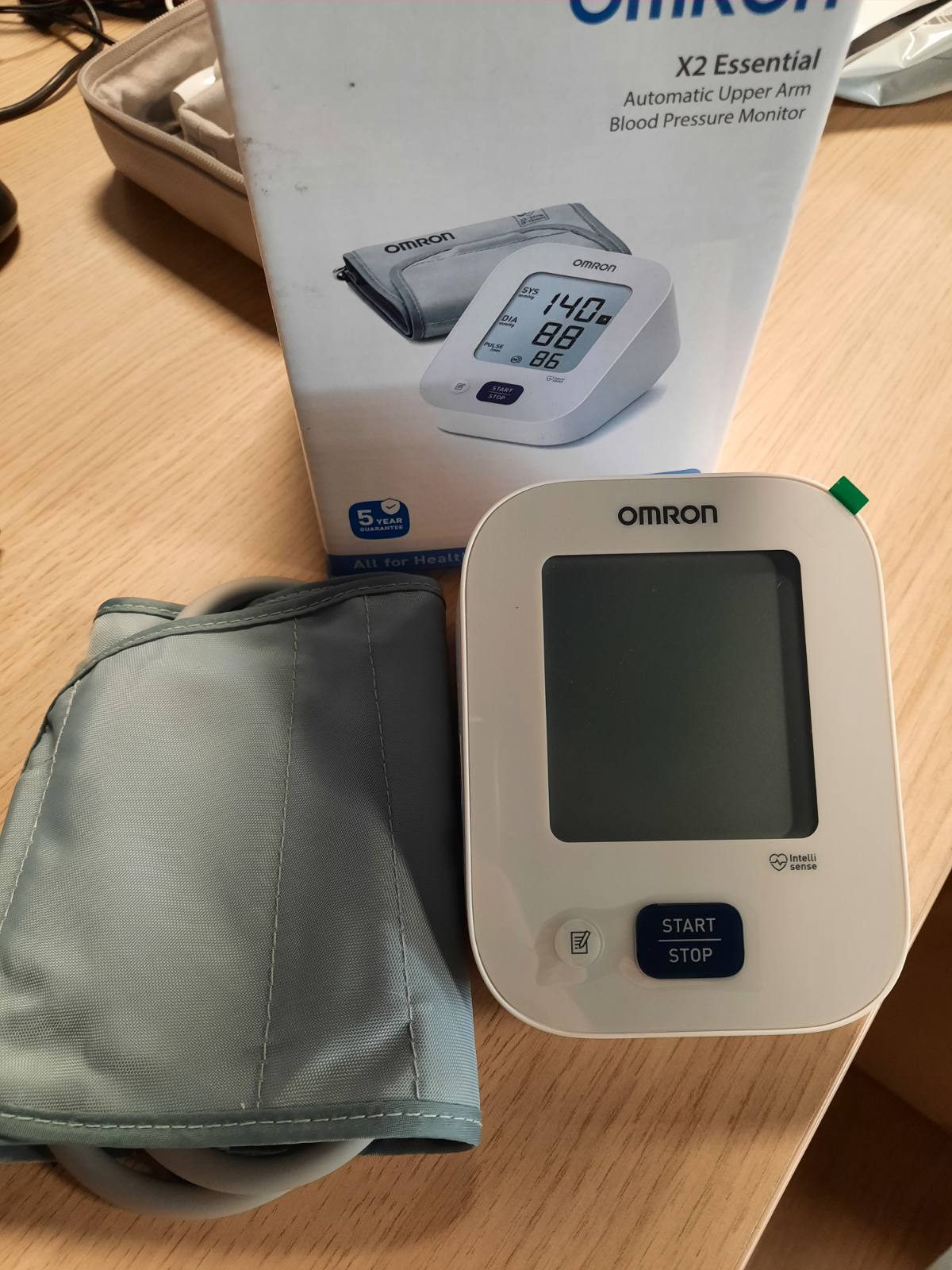 271510 - OMRON X2 Essential - Monitor dixhital i tensionit të gjakut për krahun e sipërm, 22-32 cm, i validuar klinikisht, zbulim i rrahjeve të parregullta të zemrës dhe hipertensionit