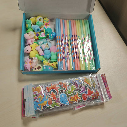 310582 - Set me 60 lapsa, 30 pajisje për ditëlindje për fëmijë dhe 30 ngjitëse | Lapsa me kafshë trekëndëshe dhe ngjitëse 3D | Dhurata për festa për fëmijë