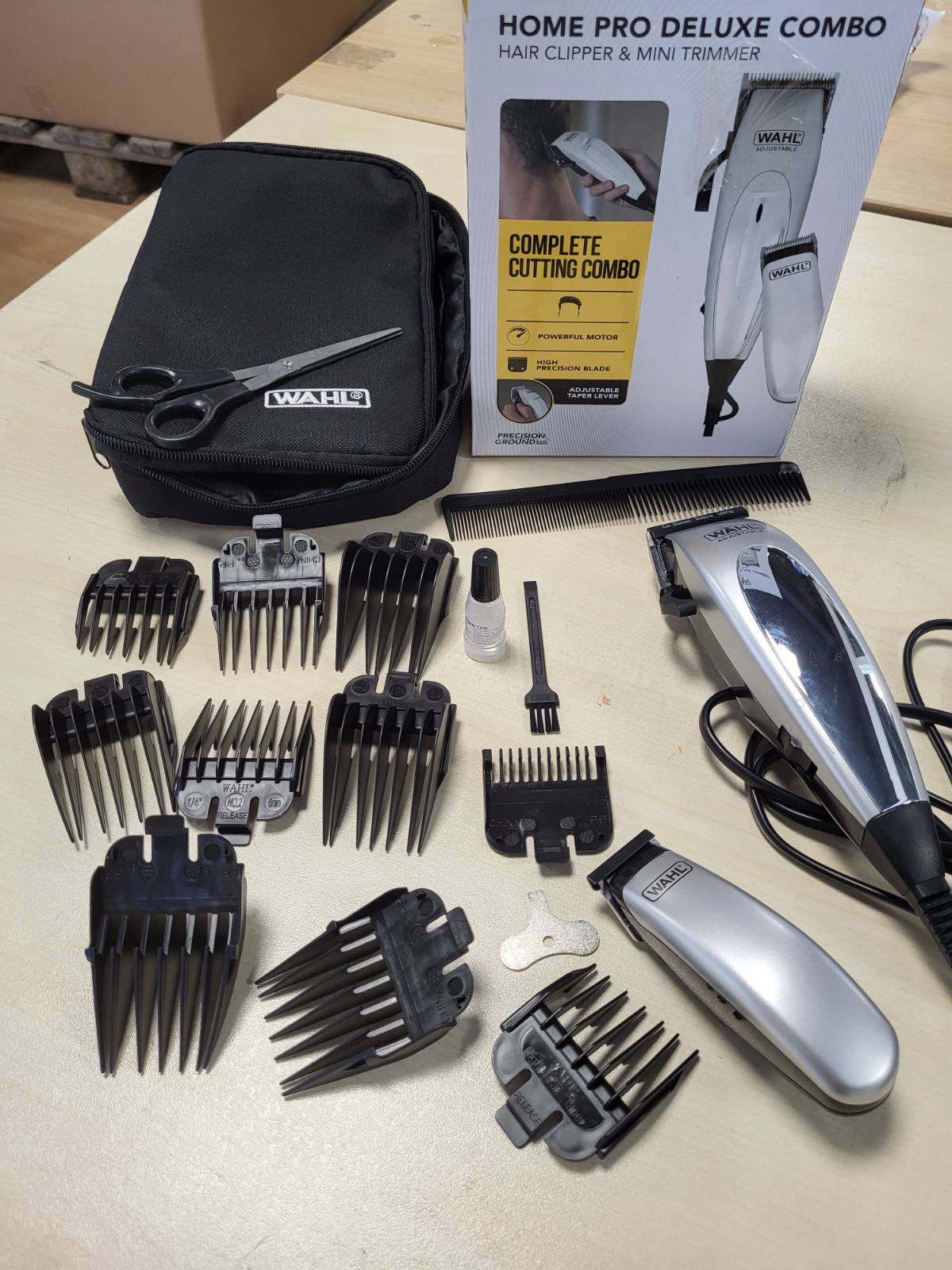 275225 - WAHL Makinë prerëse elektrike Home Pro Deluxe Combo me levë rregullimi, 8 krehëra udhëzues, komplet me makinë prerëse me bateri, gërshërë dhe krehër