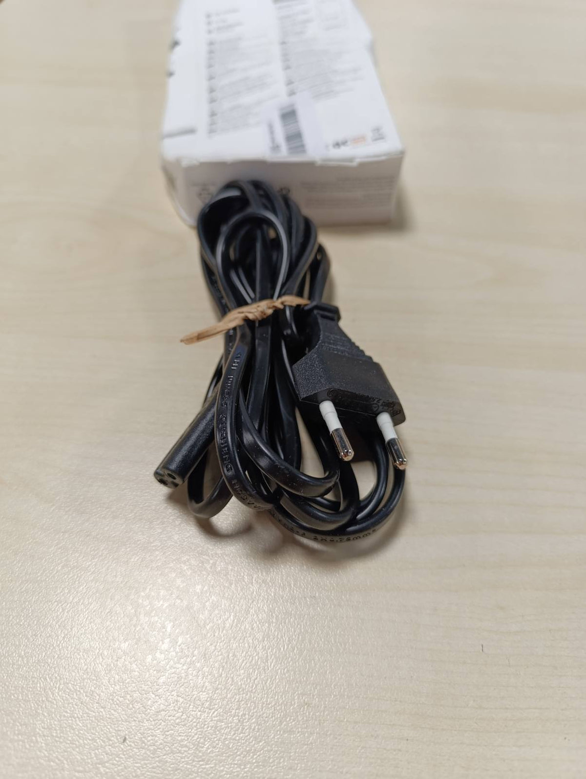 309267 - HAMA Kabllo energjie 2.5 m me dy pole, garanci 10-vjeçare, Spide evropiane e tipit C në prizë femër C7 Euro 8, për PC, pajisje të vogla, televizor, lexues Blu-ray, marrës DVD, furnizime me energji, e zezë