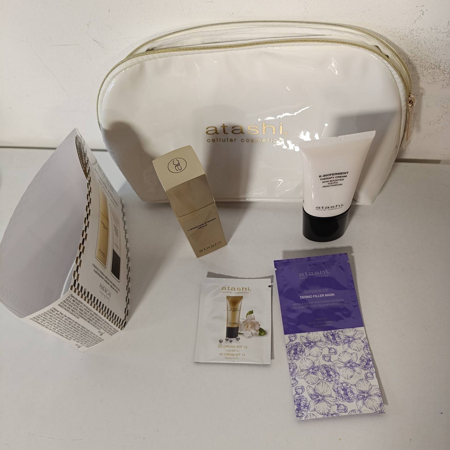 274933 - ATASHI Ritual për Lëkurë të Çrregullt, Serumi Anti-Aging The Eternal Essence 30 ml + Kremi Terapisë K-Bioferment 50 ml, Qese Lëkure e Bardhë e Lustruar Falas