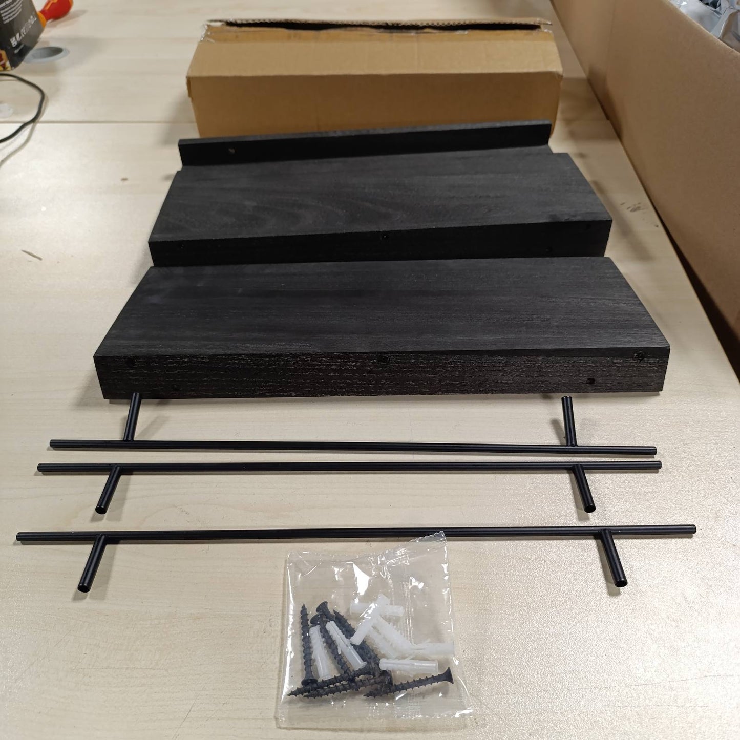 288806 - VINATO Set prej 3 raftesh muri prej druri 40x15x4.5 cm, për kuzhinë, dhomë ndenjeje, zyrë dhe dhomë gjumi, ngjyrë e zezë