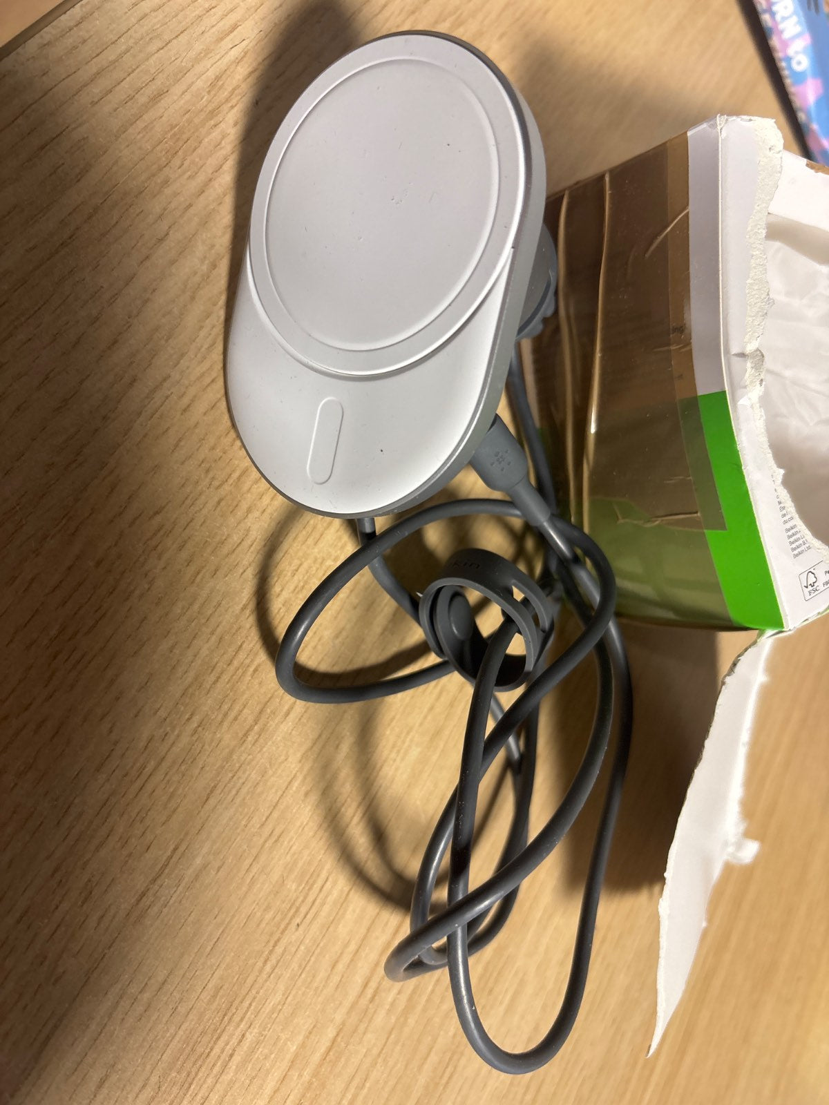 295048 - Karikues wireless për makinë Belkin BoostCharge Pro me përputhshmëri MagSafe, karikim të shpejtë 15W dhe mbajtëse magnetike ekstra të fortë për ventilatorin e makinës, për iPhone 12,13,14,15,16,17 – e bardhë.