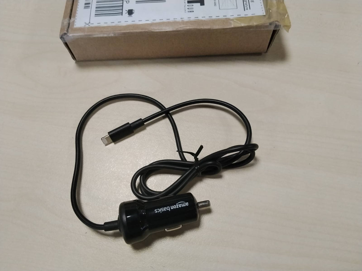 305473 - AMAZON BASICS Karikues Makine 12W (5V, 2.4A) me Kabllo Lightning 3 ft për iPhone dhe Pajisje Apple, i Zi